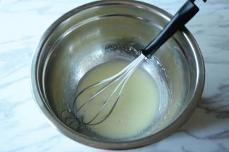 蛋黄，蛋清分离。将10g细砂糖加入牛奶中，手动打蛋器将细砂糖和牛奶混合均匀。接着加入玉米油继续手动打蛋器搅打混合均匀。