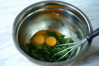 混合均匀好的面糊加入蛋黄。