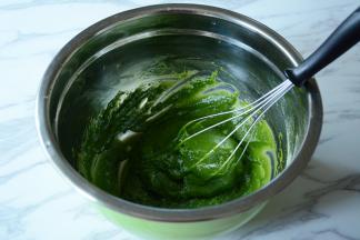 将面糊翻拌均匀。