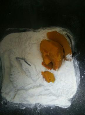 放入清水，盐，糖，面粉，酵母，最后加入蒸好的南瓜泥