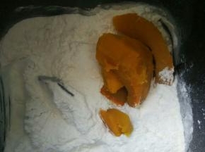 放入清水，盐，糖，面粉，酵母，最后加入蒸好的南瓜泥