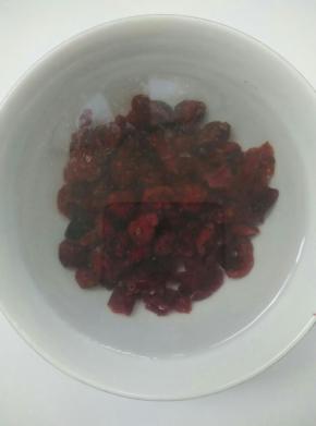 蔓越莓干用水浸泡一下