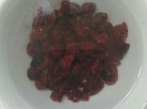 蔓越莓干用水浸泡一下