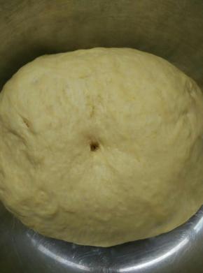 面团盖保鲜膜进行发酵至二倍大时即可