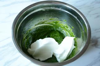 取三分之一加入蛋黄糊中，翻拌均匀。