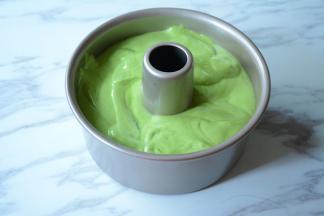 将蛋糕糊倒入模具中，抹平表面。