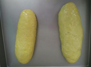 两侧卷起收口朝下，依次做好两个放入烤盘