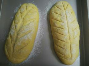 发酵至两倍大时取出，用刀划出花纹，撒上一层薄薄的面粉