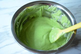 将翻拌均匀的蛋黄糊加入剩下的蛋白中继续翻拌均匀。