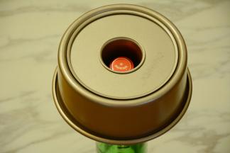 烤好之后的蛋糕取出倒扣。