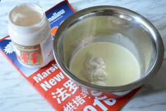 淡奶油中加入20g fluff棉花糖打发至浓稠。