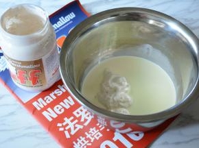 淡奶油中加入20g fluff棉花糖打发至浓稠。