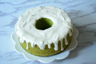 将淡奶油均匀的淋在抹茶戚风上。