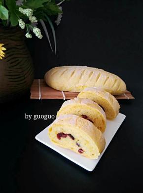 烤好的面包取出晾凉，切开