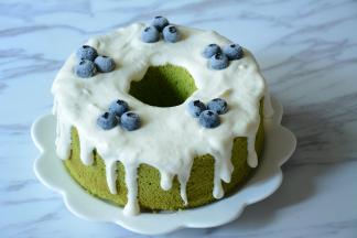 摆上适量的蓝莓作为装饰。