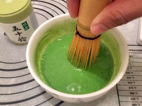 牛奶加至温热，放入抺茶粉，用茶筅拌匀