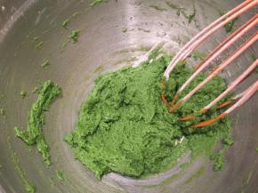 筛入低粉，＂Z＂字形拌至无干粉