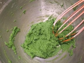 筛入低粉，＂Z＂字形拌至无干粉