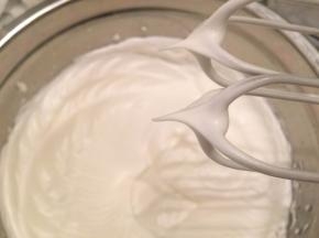 蛋白打至粗泡，滴入柠檬汁，分3次将糖加入蛋白内，打至干性发泡