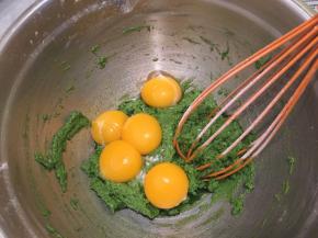 磕入蛋黄