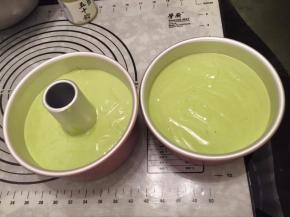 蛋黄糊与打发好的蛋白混合，上下翻拌至顺滑，倒入6寸模具内，轻震几下