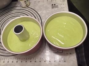 蛋黄糊与打发好的蛋白混合，上下翻拌至顺滑，倒入6寸模具内，轻震几下