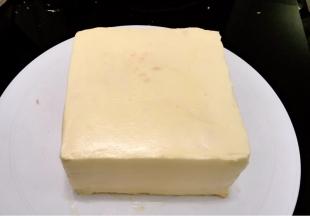 夹层均匀地抹上奶油霜后再抹好整个蛋糕胚，冰箱泠藏