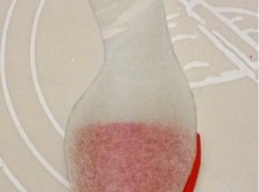 白色干佩斯加大红色素，揉匀后擀成厚为3豪米的厚片，按鞋垫鞋头的大小做好鞋子的防水台