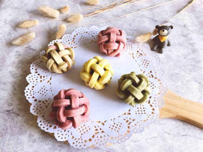 炫彩绣球肉松蛋黄酥