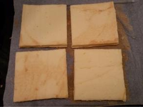 戚风蛋糕卷的做法做好28x28的蛋糕片，平均分成4份