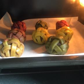 每一个都按以上方法包好，然后放入铺了油纸的烤盘，烤箱提前预热180度，热风循环火，烤25分钟