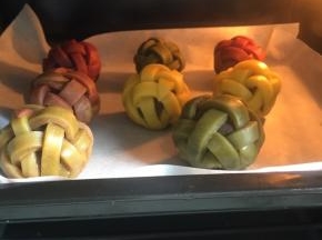 每一个都按以上方法包好，然后放入铺了油纸的烤盘，烤箱提前预热180度，热风循环火，烤25分钟