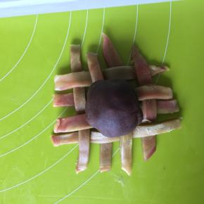 把馅儿放在编织好的皮上