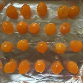 蛋黄提前在花生油里浸泡一夜，在白酒里滚一圈，放在铺了锡箔纸的烤盘里，烤箱预热170度，热风循环火，烤10分钟