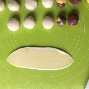 用擀面杖擀成牛舌状