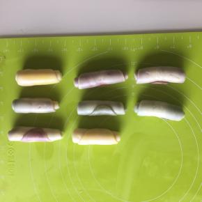 从一边顺着卷起来，盖上保鲜膜松弛15分钟