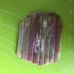 擀成圆片，然后用锋利的刀切割为9条，首位两条短的可以合起来成一条长的