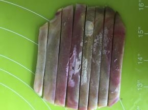 擀成圆片，然后用锋利的刀切割为9条，首位两条短的可以合起来成一条长的