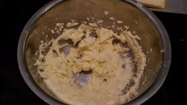 奶油霜制作：蛋白打至温性，糖+砂糖小火熬至118度后慢慢倒入蛋白霜内，边倒边打发，再加入软化的黄油，打至顺滑