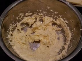 奶油霜制作：蛋白打至温性，糖+砂糖小火熬至118度后慢慢倒入蛋白霜内，边倒边打发，再加入软化的黄油，打至顺滑