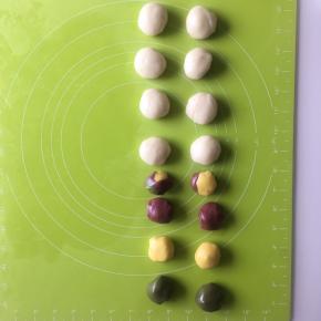 水油皮分为大小相同的8份，油酥也分为8份，其中有两份是三个颜色的油酥混合起来的（水油皮一个大概22g，油酥一个大概17g）