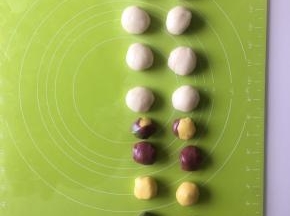 水油皮分为大小相同的8份，油酥也分为8份，其中有两份是三个颜色的油酥混合起来的（水油皮一个大概22g，油酥一个大概17g）