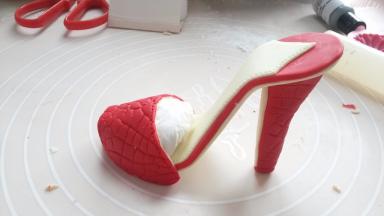 鞋身与鞋跟沾连好