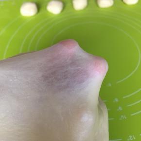 直到面团可以轻轻拉出薄膜即可，滚圆放一边盖上保鲜膜备用