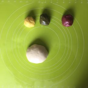 油酥制作：低筋面粉分为3份，每一份都分别加入天然色粉，轻揉成团即可