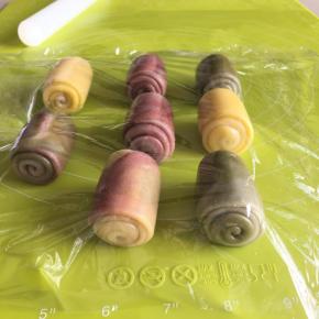 再一次卷起来，盖上保鲜膜再一次松弛15分钟