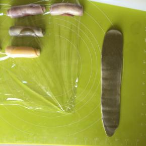 然后每一个面卷再擀成长牛舌状