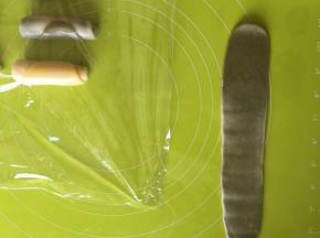 然后每一个面卷再擀成长牛舌状