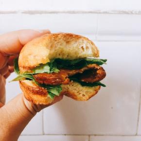 咬上一口！哇，味道外面卖麦当当的一样哦！自己做更营养，没啥添加剂之类的，现做现吃！