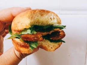 咬上一口！哇，味道外面卖麦当当的一样哦！自己做更营养，没啥添加剂之类的，现做现吃！